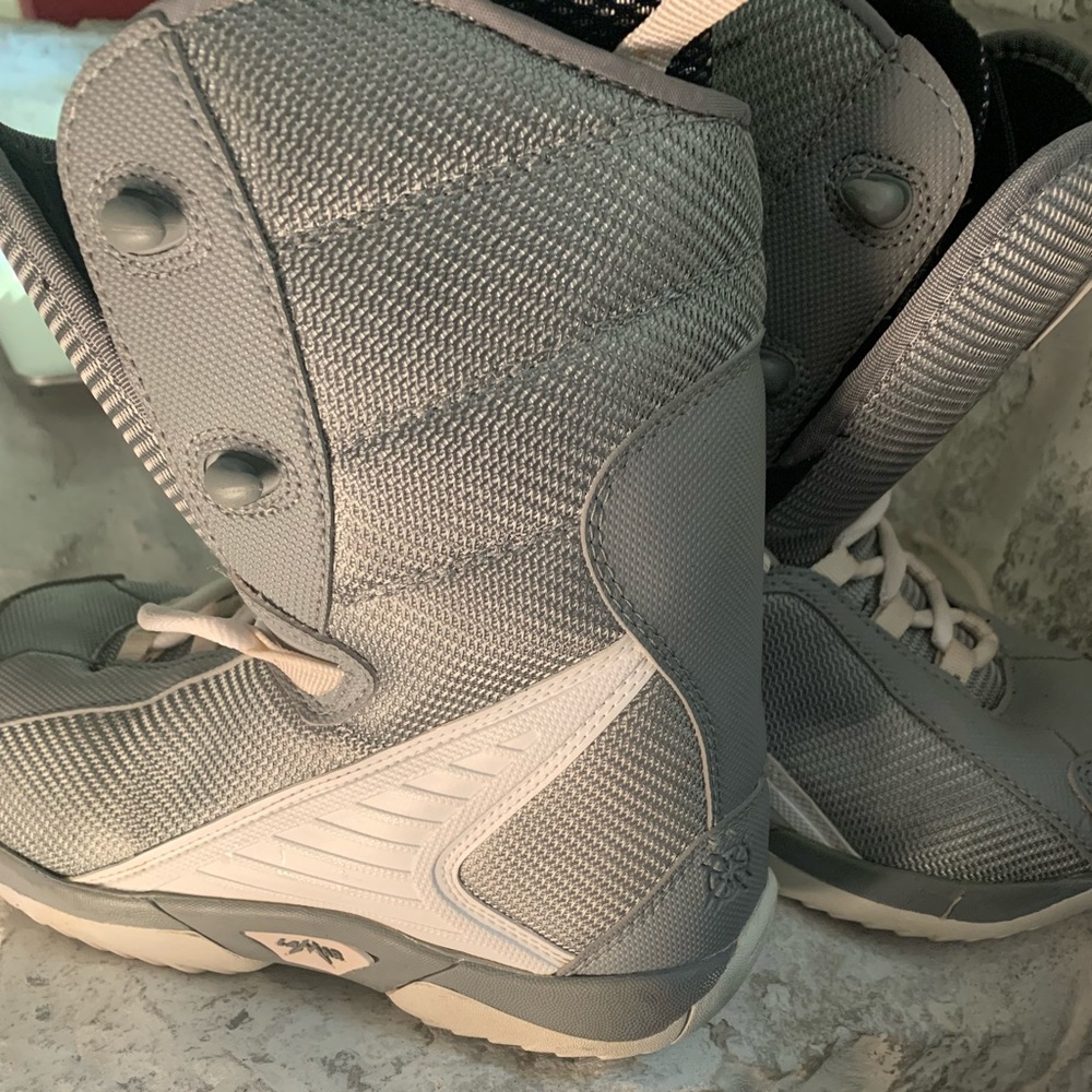 Boys Size 4 Snowboard boots Lamar brand